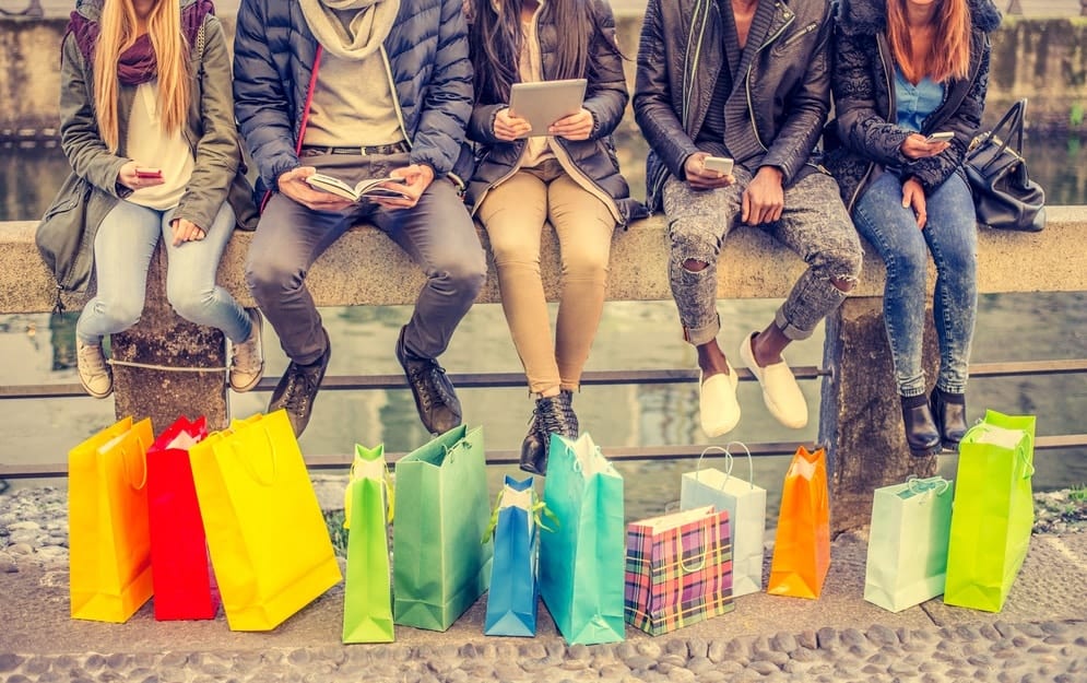 shoppers-with-bags-on-phone